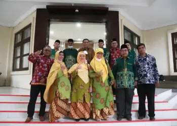 PJ Gubernur Banten Al Muktabar, berfoto bersama dengan jajaran PW Muhammadiyah Banten, Selasa (31/5/2022). (ISTIMEWA)