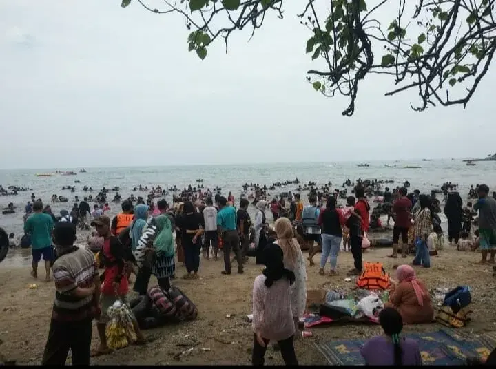 Pantai Carita Kabupaten Pandeglang, dipadati wisatawan, Rabu (4/5/2022). (ISTIMEWA)