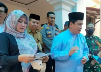 Bupati Pandeglang, Irna Narulita bersama jajarannya, mendampingi Menteri BUMN RI Erick Thohir, saat di wawancara wartawan di halaman Pendopo Pandeglang, Rabu (11/5/2022). (NIPAL SUTIANA/SATELITNEWS.ID)