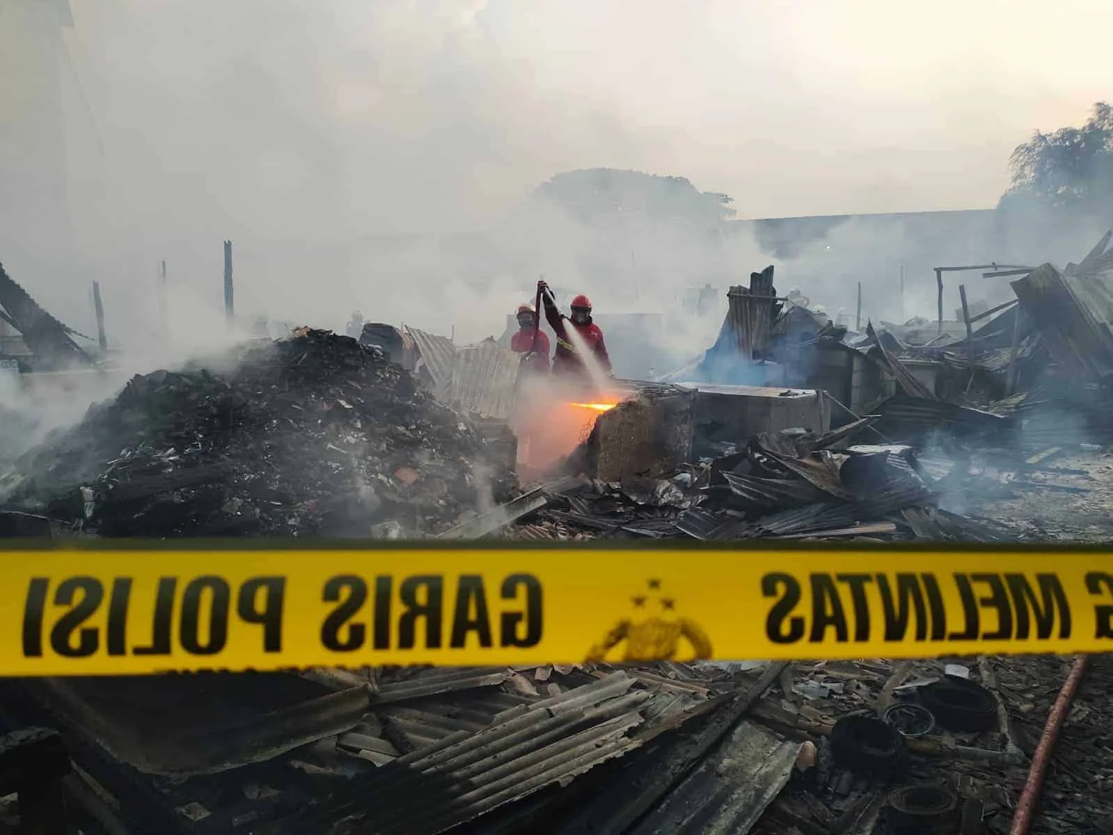 Ratusan Kios Pasar Ciputat Hangus Terbakar