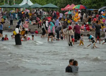 Foto Liburan di Pantai Tanjung Pasir Tangerang