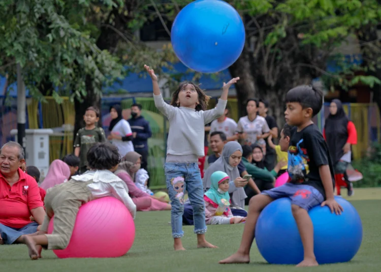 Foto Bermain di Alun-alun Kota Tangerang Saat Libur Sekolah