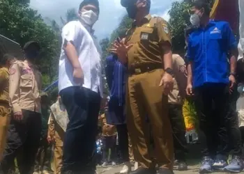 Anggota DPR RI, Rizki Natakusumah, didampingi Kepala DPUPR Pandeglang, Ketua Fraksi Demokrat DPRD Pandeglang dan jajaran lainnya, meninjau titik jalan yang bakal dibangun dari DAK, beberapa waktu lalu. (DOKUMEN SATELITNEWS.ID)