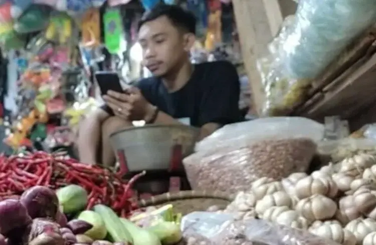 Seorang pedagang di Pasar Badak Pandeglang, menunggu pembeli, Kamis (26/5/2022). (ISTIMEWA)