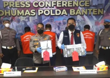 EKSPOS–Polda Banten, ekspose kasus dugaan korupsi pengadaan lahan Stasiun Peralihan Akhir (SPA) Sampah pada Dinas Lingkungan Hidup (DLH) Kabupaten Serang, Senin (30/5/2022). (ISTIMEWA)