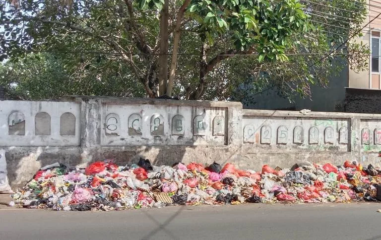 Tumpukan sampah liar, masih terlihat dan berserakan mengotori Jalan Kyai. H. Abdul Latif, Kota Serang, tepatnya di depan TPU Panancangan. Sampah yang dibuang sembarang itu, diduga berasal dari sampah rumah tangga. Kamis (26/5/2022). (ASIH SAFITRI/SATELITNEWS.ID)