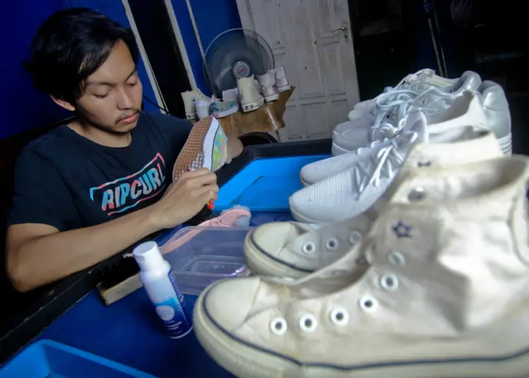 Foto Pengguna Jasa Cuci Sepatu Meningkat Pasca Libur Lebaran