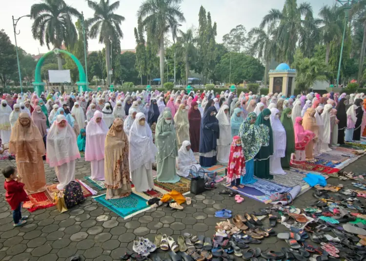 Foto Salat Idul Fitri di Masjid Raya Al Azhom Tangerang