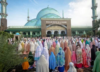 Foto Salat Idul Fitri di Masjid Raya Al Azhom Tangerang