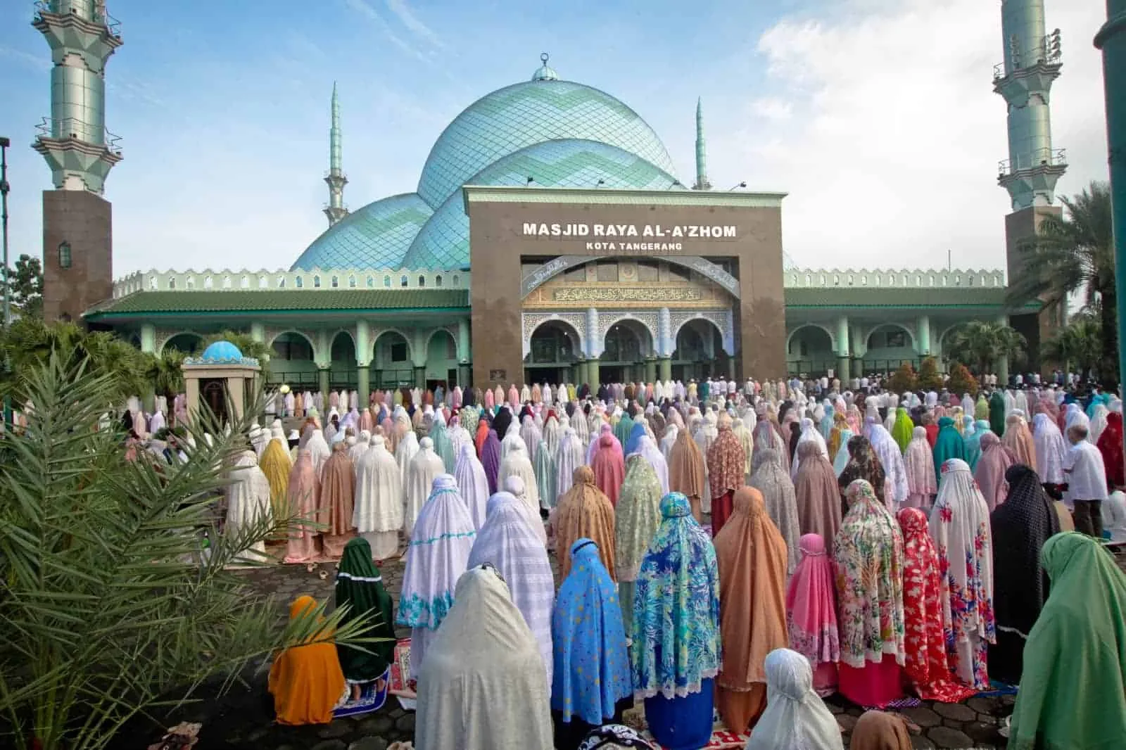 Foto Salat Idul Fitri di Masjid Raya Al Azhom Tangerang