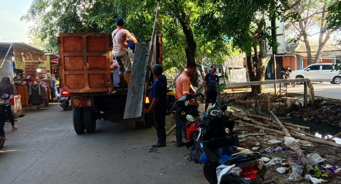 Tertibkan Kali Sipon Cipondoh, 50 Ton Puing Kayu, Bambu hingga Peti Diangkut