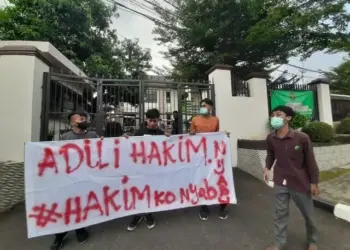 Sejumlah mahasiswa menggelar seruan moral atas dugaan dua hakim dan seorang ASN di lingkungan PN Rangkasbitung, Kabupaten Lebak yang ditangkap BNNP Banten, Senin (23/5/2022). MULYANA/SATELIT NEWS.ID