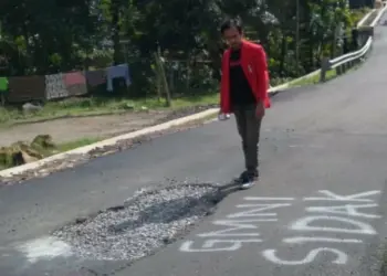 Aktivis GMNI Pandeglang tandai jalan Barusatu-Koranji di Kecamatan Pulosari, yang baru dibangun dengan pilok, Selasa (7/6/2022). (ISTIMEWA)