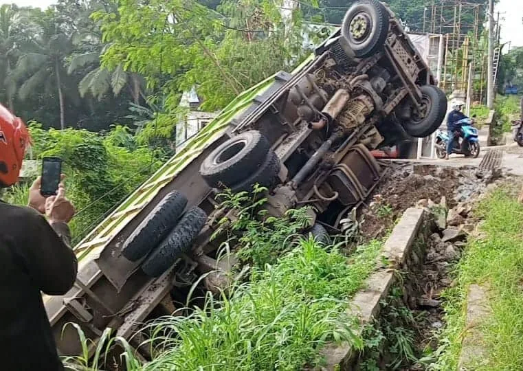 Dump truk pengangkut pasir, terperosok di jalan AMD Lintas Timur Pandeglang, Kamis (16/6/2022). (ISTIMEWA)