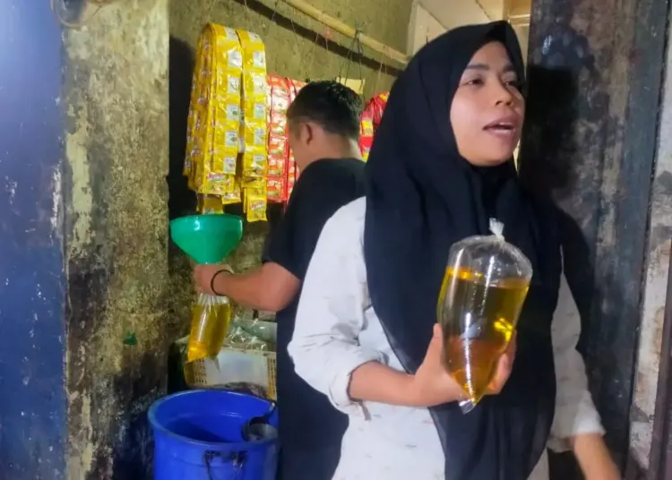 Warga Pandeglang sedang membeli Migor curah di Pasar Badak Pandeglang, Selasa (28/6/2022). (ISTIMEWA)