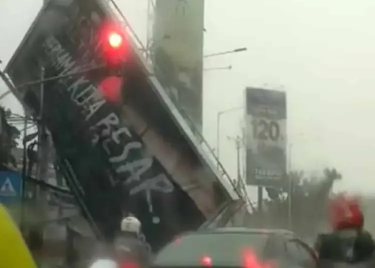 Hujan Es, Bilboard Ambruk hingga Perumahan Banjir di Tangsel