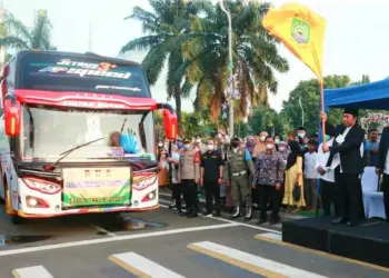 MELEPAS CALON HAJI– Pj Gubernur Banten Al Muktabar, mengangkat bendera sebagai tanda pelepasan Calhaj kloter 02, di kawasan Masjid Raya Al Azhom Pusat Pemerintahan Kota Tangerang Jl. Satria - Sudirman, Kota Tangerang, Sabtu (4/6/2022) lalu. (ISTIMEWA)