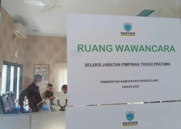 RUANG TES WAWANCARA–Sebanyak 31 Pejabat di lingkungan Pemkab Pandeglang, mengikuti tes wawancara seleksi penerimaan jabatan pimpinan tinggi pratama eselon IIB, di kantor BKPSDM Pandeglang, Kamis (16/6/2022). (NIPAL SUTIANA/SATELITNEWS.ID)