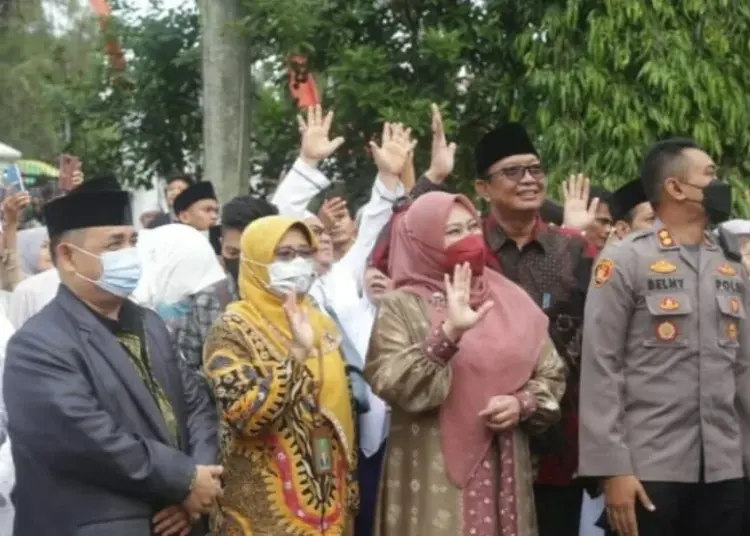 LEPAS CALHAJ–Bupati Pandeglang, Irna Narulita, didampingi jajarannya melambaikan tangan kepada para Calhaj Pandeglang, yang ada di dalam bus hendak berangkat ke tanah suci Makkah, Selasa (14/6/2022). (ISTIMEWA)