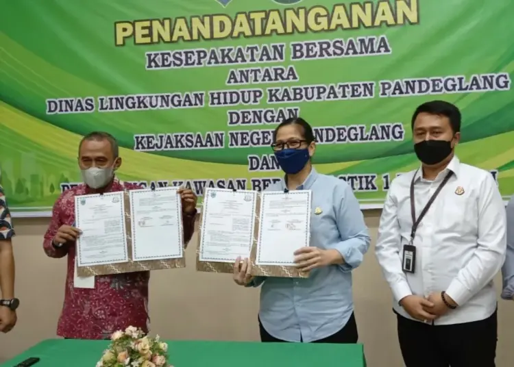 KERJASAMA–Pihak Kejari Pandeglang bersama DLH Pandeglang, menujukkan hasil penandatanganan kesepakatan di Kantor Kejari Pandeglang, Kamis (16/6/2022). (ISTIMEWA)