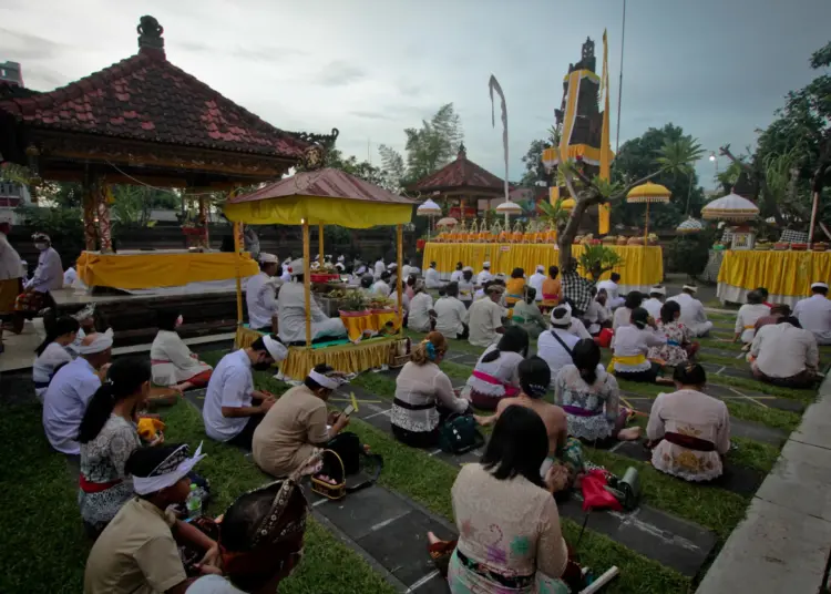 Foto Upacara Galungan di Pura Kerta Jaya Kota Tangerang