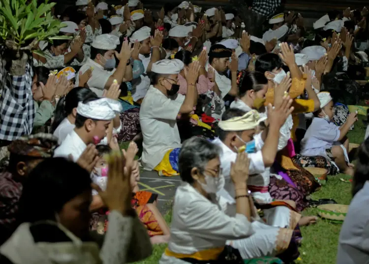 Foto Upacara Galungan di Pura Kerta Jaya Kota Tangerang