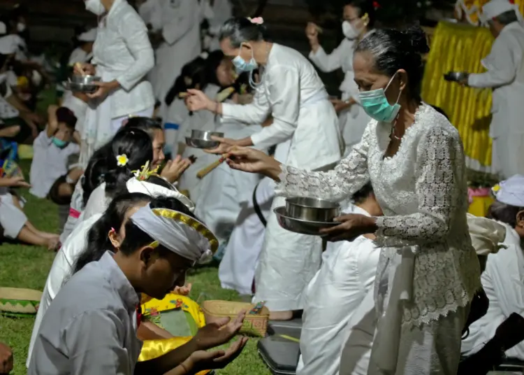 Foto Upacara Galungan di Pura Kerta Jaya Kota Tangerang