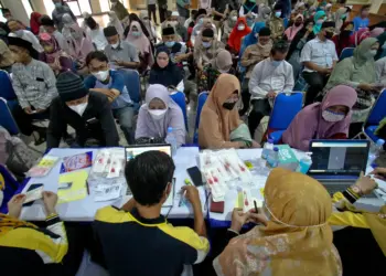 Foto Calon Jamaah Haji Kota Tangerang Jalani Tes Usap PCR