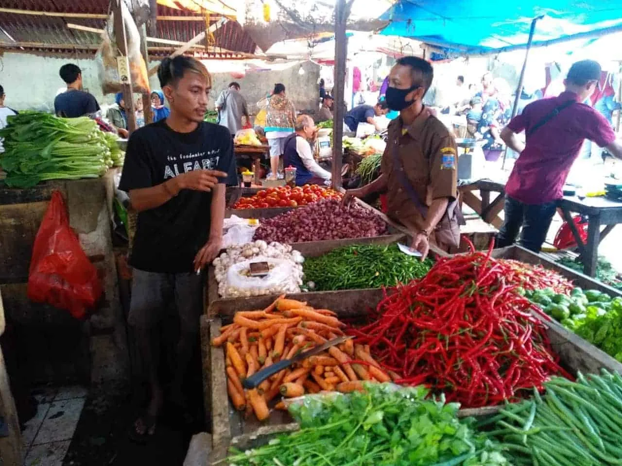 Petugas Diskoumperindag Kabupaten Serang, melakukan pemantauan harga kebutuhan pokok di pasar, Rabu (8/6/2022).(ISTIMEWA)