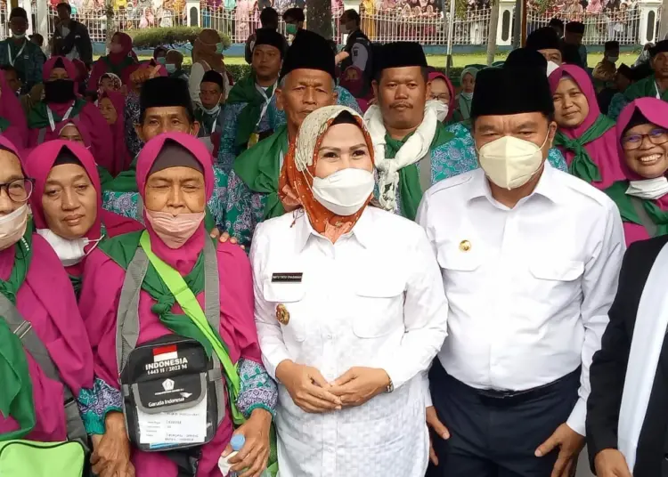 Bupati Serang Ratu Tatu Chasanah, berada di tengah-tengah jemaah calon haji, Rabu (15/6/2022). (ISTIMEWA)