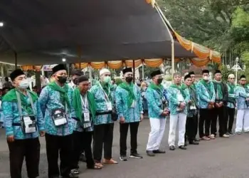 Para pendamping haji, sedang mendengarkan arahan dari Kanwil Banten, Nanang Fathurrohman, di Pendopo Bupati Serang, Rabu (15/6/2022). (ISTIMEWA)