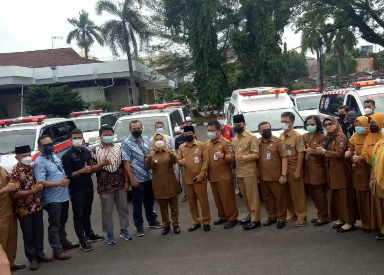 Bupati Serang Ratu Tatu Chasanah, foto bersama di depan ambulans yang baru diperbaiki oleh salah satu perusahaan di Serang Timur, beberapa waktu lalu. (ISTIMEWA)