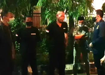 Sejumlah personel Polisi dari Polresta Serang Kota, menunggu di depan rumah NM, Selasa (14/6/2022) malam. (ISTIMEWA)