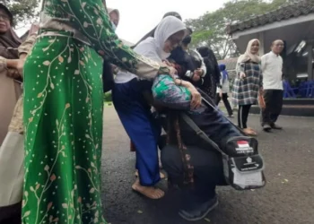 Tak Kuat Menahan Haru, Calon Haji Asal Lebak Ini Nyaris Pingsan