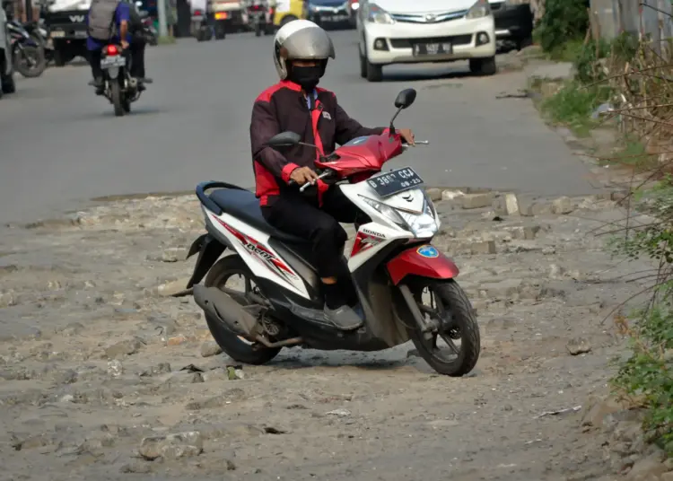 Foto Kerusakan Jalan HA Chaerudin Jatiuwung Kota Tangerang