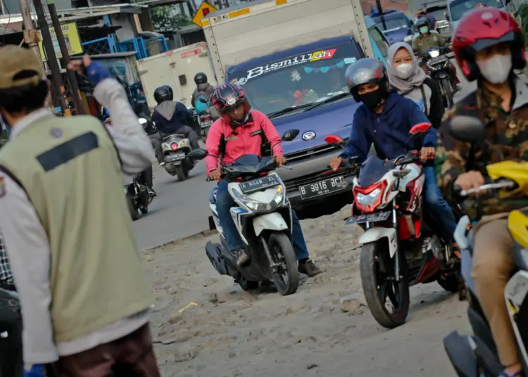 Foto Kerusakan Jalan HA Chaerudin Jatiuwung Kota Tangerang