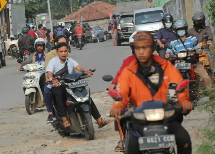 Foto Kerusakan Jalan HA Chaerudin Jatiuwung Kota Tangerang