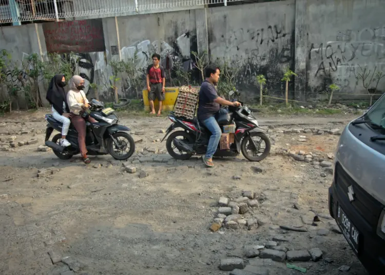 Foto Kerusakan Jalan HA Chaerudin Jatiuwung Kota Tangerang