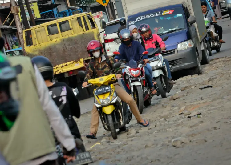 Foto Kerusakan Jalan HA Chaerudin Jatiuwung Kota Tangerang