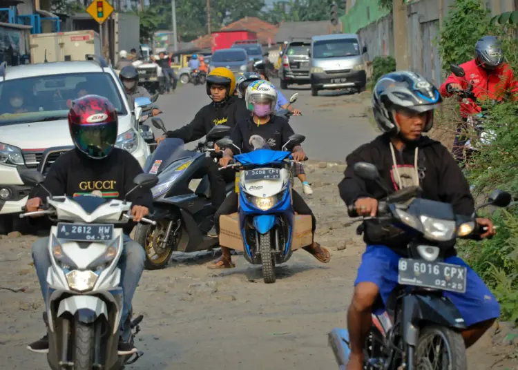 Foto Kerusakan Jalan HA Chaerudin Jatiuwung Kota Tangerang