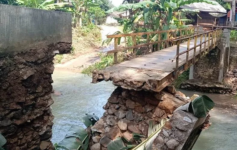 Jembatan Cegog di Desa Rancapinang, Kecamatan Cimanggu, Kabupaten Pandeglang, ambruk, Selasa (28/6/2022). Sehingga tak bisa dilalui. (ISTIMEWA)