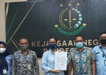 Usai penandatanganan perjanjian, pihak Kejari Pandeglang bersama DLH Pandeglang, foto bersama dengan pihak PT SPK, di Aula Kejari Pandeglang, Kamis (23/6/2022). (ISTIMEWA)