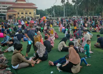 Foto Menikmati Hari Libur di Taman Elektrik Kota Tangerang