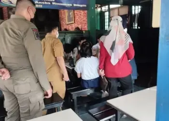 Satpol PP dan DP3AP2KB Tangsel Razia Warung di Pinggir Situ 7 Muara