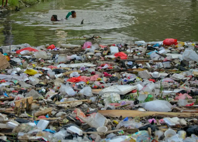 Foto Tumpukan Sampah di Kali Pertigaan Jalan Bojong Renged