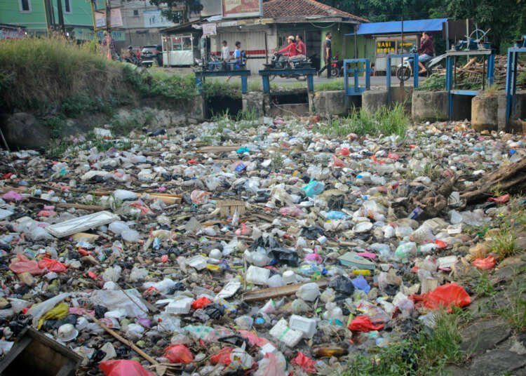 Foto Tumpukan Sampah di Kali Pertigaan Jalan Bojong Renged