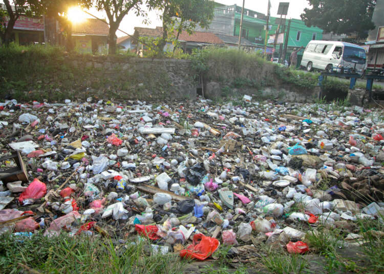 Foto Tumpukan Sampah di Kali Pertigaan Jalan Bojong Renged