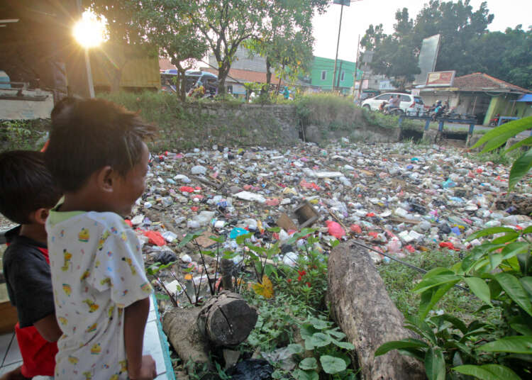 Foto Tumpukan Sampah di Kali Pertigaan Jalan Bojong Renged