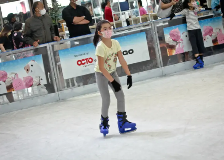 Foto Serunya Liburan dengan Bermain Ice Skating di Mal