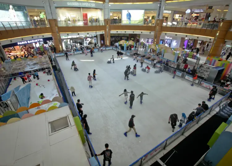 Foto Serunya Liburan dengan Bermain Ice Skating di Mal